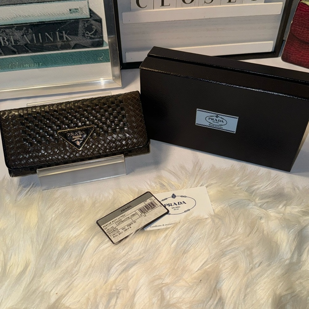 🎊🎊 🎉🎉HOST PICK- Prada Madras Long Wallet EUC with full inclusion🎊🎉